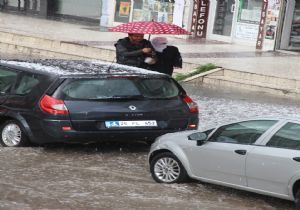 15 dakikalık dolu hayatı felç etti