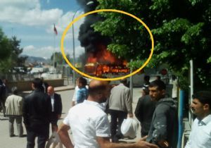 Otobüs yakıp, düzenlemeyi protesto ettiler