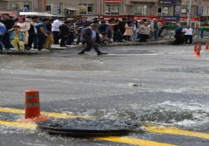 Su şebekesi patladı, cadde sular altında kaldı