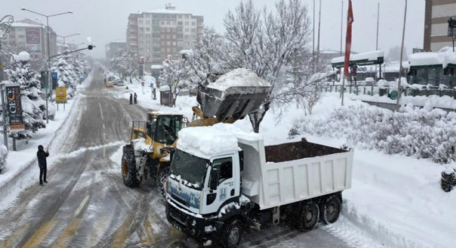 Büyükşehir in kar timleri 7/24 sahada