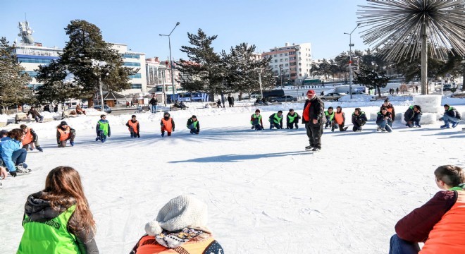 Büyükşehir’den buz pateni eğitimi