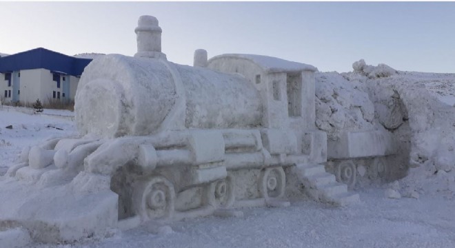 Doğu Ekspresi’nin kardan heykeli ilgi buldu