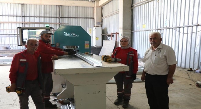 Ekmeğini demirden çıkarıyor