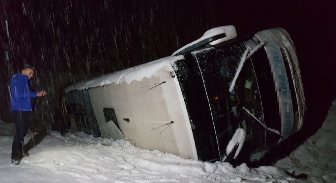 Erzincan yolunda otobüs devrildi: 16 yaralı