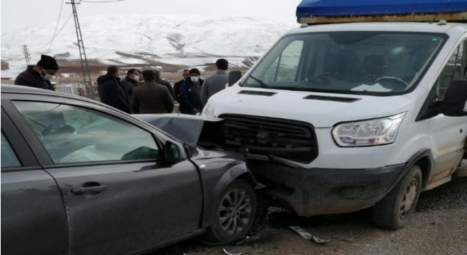 Erzincan yolunda trafik kazası: 3 yaralı