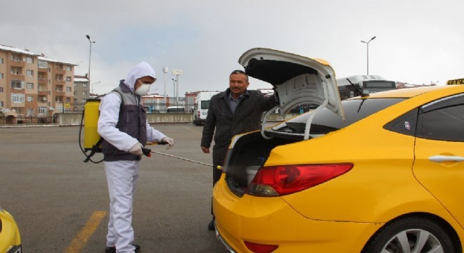 Erzurum’da ticari taksiler dezenfekte edildi