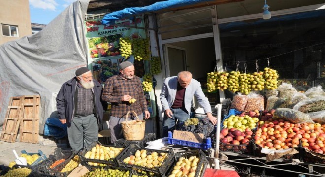 Güz armutlarını ipe dizerek saklıyorlar