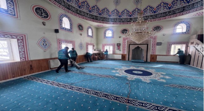 Hınıs’ta yükümlüler camilerde temizlik yaptı