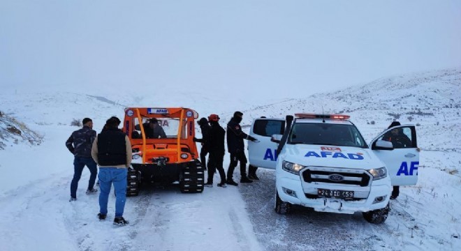 Karda mahsur kalan 5 kişi kurtarıldı