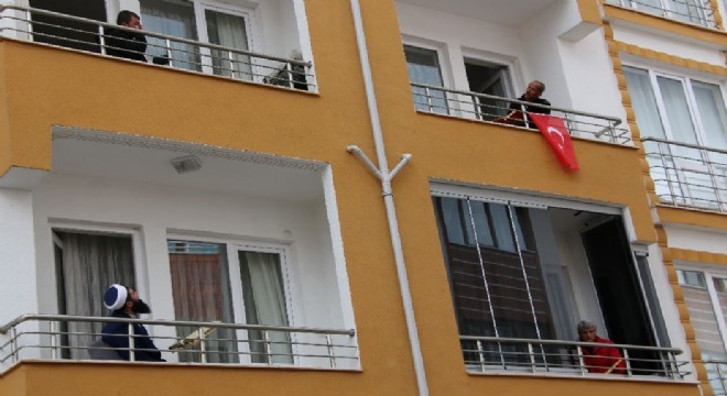 Korona nedeniyle balkonlarda mukabele geleneği