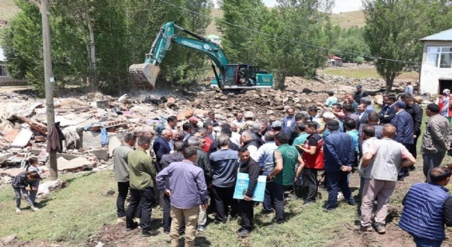 Memiş, sel bölgesinde incelemelerde bulundu