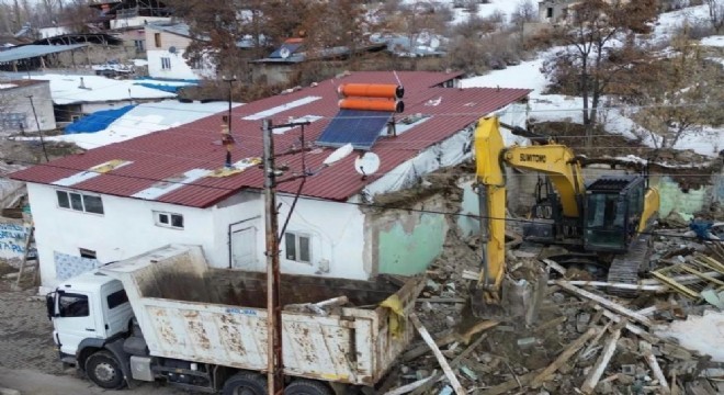 Pasinler metruk binalardan temizleniyor