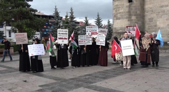 Sağlık çalışanları Gazze için yürüdü