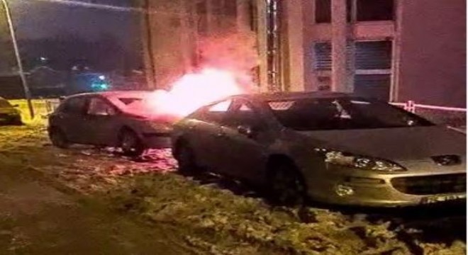 Yakutiye de park halindeki araç yandı