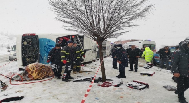 Yolcu otobüsü devrildi: 1 ölü, 38 yaralı