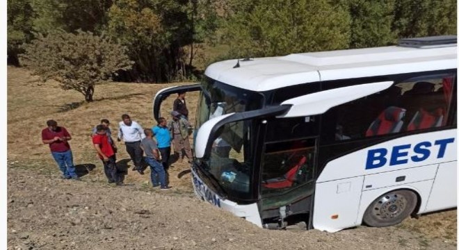 Yolcu otobüsü şarampole devrildi: 2 yaralı