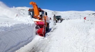 Kar Erzurum'da hayatı felç etti