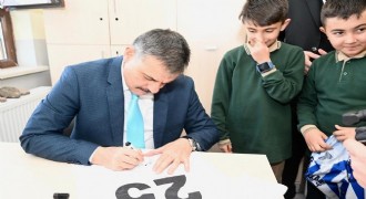 Vali Çiftçi'ye forma imzalatma sürprizi