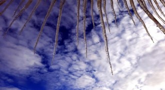 Çatılardaki buz sarkıtları tehlike oluşturuyor