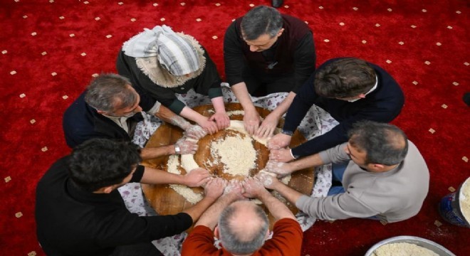 Çiftçi Yazıpınar da tel helvası çekme geleneğini paylaştı