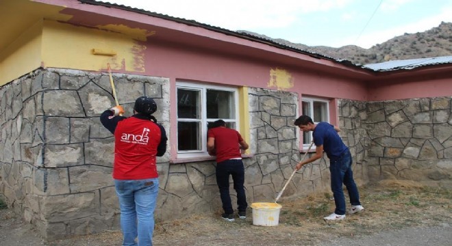 Üniversite öğrencileri okul tadilatı yaptı