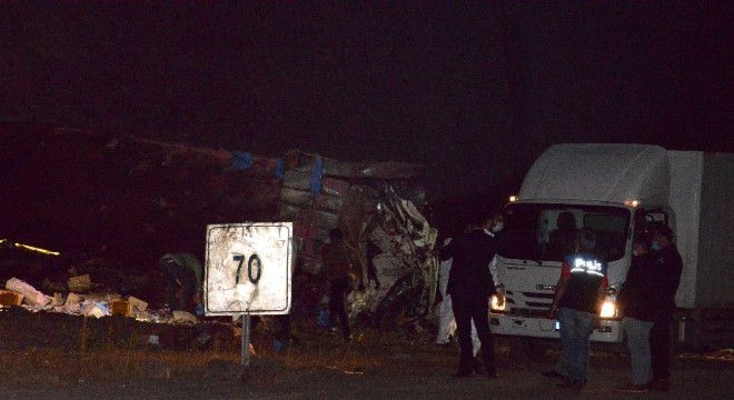 İspir yolunda patlayıcı yüklü kamyon devrildi: 2 ölü