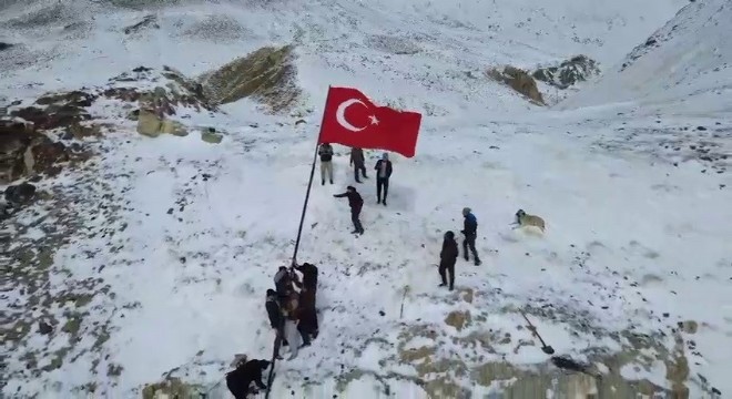 Şenkaya Göreşken Bayraklarla donatıldı